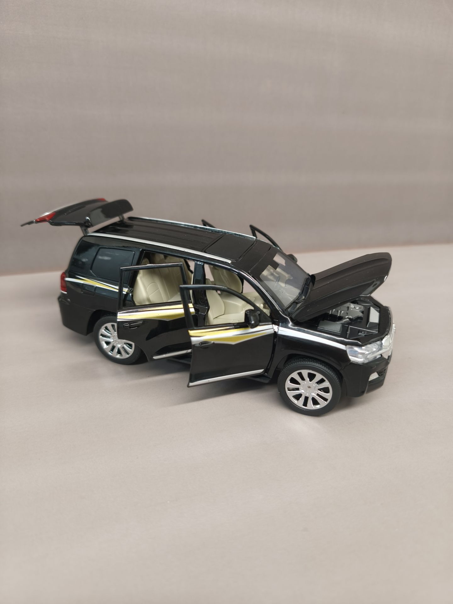 ماشین فلزی لندکروز اتاق landcruiser200 7 ماشین فلزی لندکروز اتاق landcruiser200 - Image 4