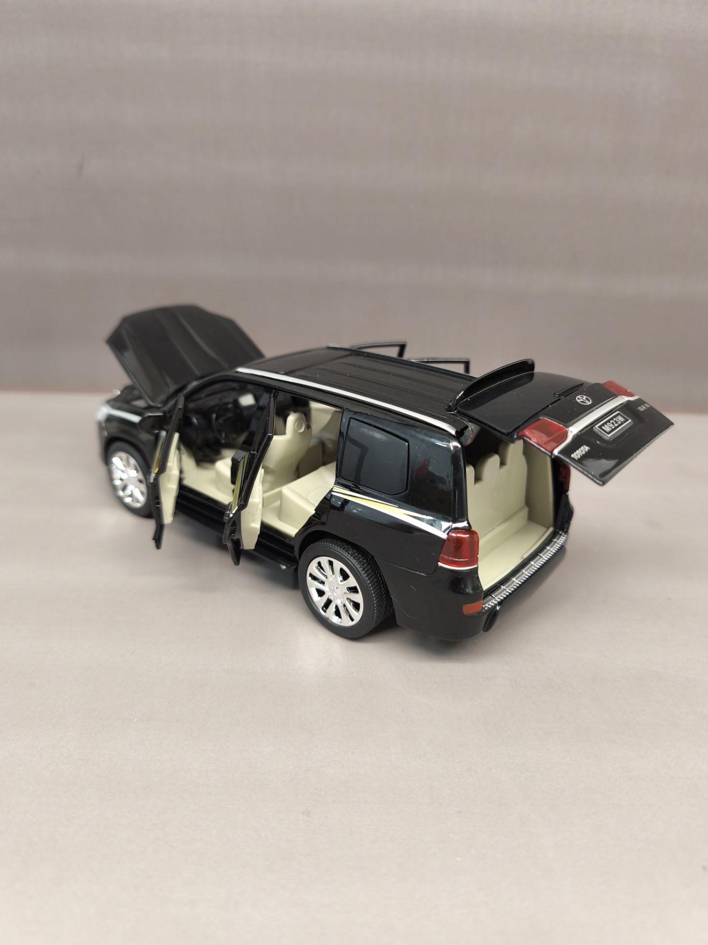 ماشین فلزی لندکروز اتاق landcruiser200 9 ماشین فلزی لندکروز اتاق landcruiser200 - Image 6