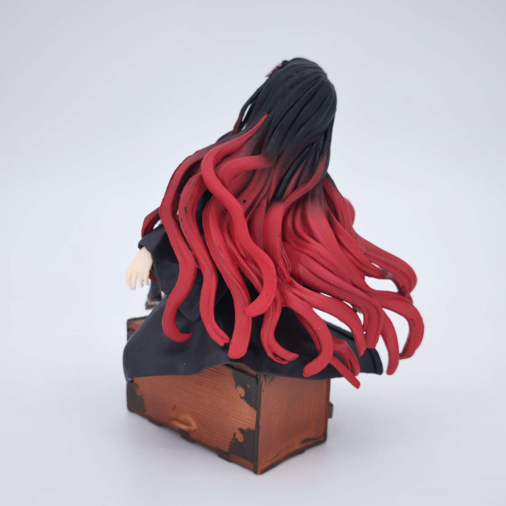 فیگور نزوکو نشسته روی جعبه - Image 3